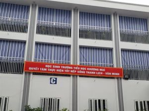 Lắp mái bạt che nắng mưa tự cuốn cho trường mầm non