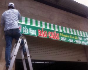 Thay rèm mái hiên di động, in chữ lên rèm