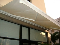 Mái bạt xếp liệu có thể thay thế được mái hiên di động?